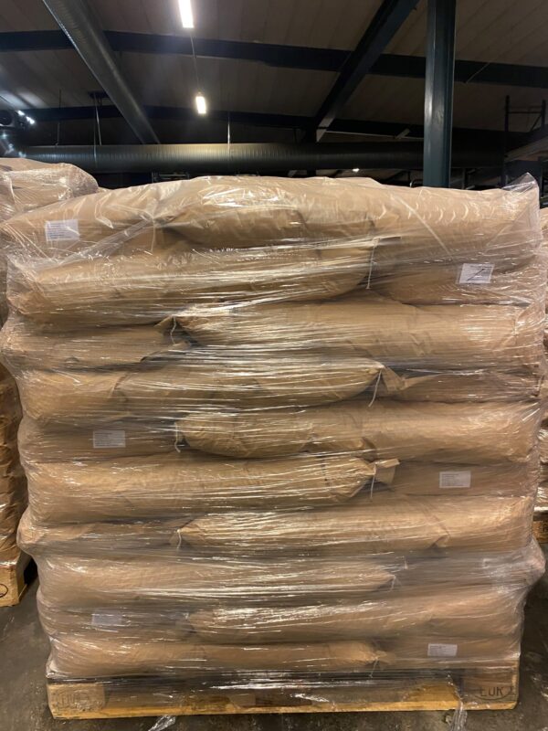 Pall med 30 stk 25 kg sekker med avskallede peanøtter